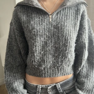 Stickad tröja  - Säljer denna super fina stickade tröjan från Gina Tricot! Fivk den i julklapp för ca 1 år sedan och tyvärr inte kommit till någon användning! Skriv vid intresse/annat ❤️