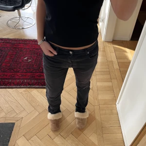 Svart/ blåa jeans - Så snygga jeans, dem är mörk mörk blåa. Lågmidjade. Jag är 165cm. 