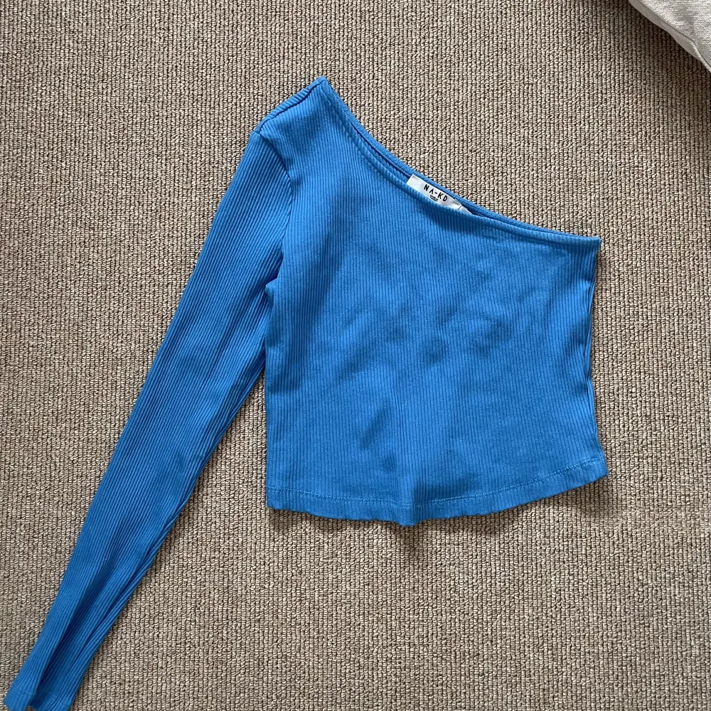 Säljer denna tröja i en blå fin färg då den inte kommit till användning. Den kommer från na-kd och är i storlek XS men passar lika bra på S (stretchig) 💕🤩OPS DEN FINNS FORTFARANDE ATT KÖPA!!. Toppar.