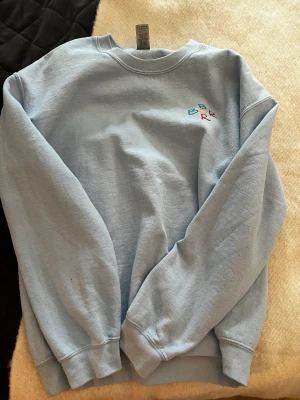 Brand of roses sweatshirt - Jätte fin sparsamt använd sweatshirt från BOR👊🏻 säljer pga jag inte använder längre, tror inte dessa tröjor finns att köpa längre 