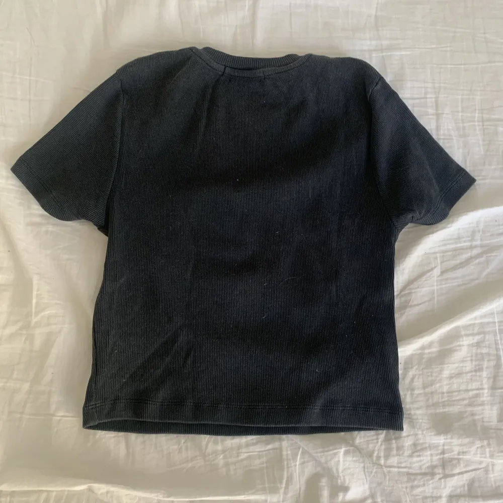 Jätte söt croppad tshirt från bershka. Använder dock inte längre så säljer för 70kr. Storlek Xs men stretchigt material så passar S-M. T-shirts.