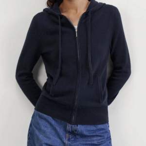 Marinblå softgoat zip hoodie i gott skick i cashmere i storleken M🌸⭐️