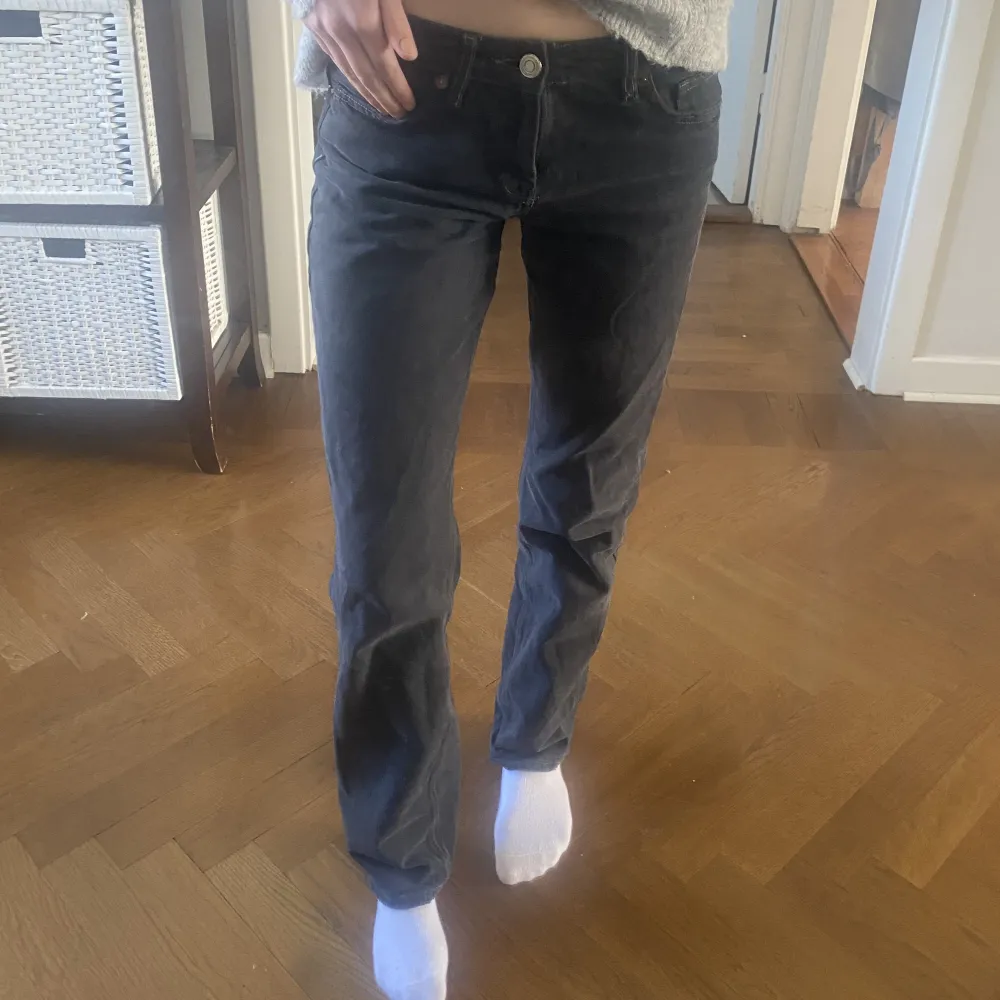 Svart/gråa jeans från zara som är tvättade till en mörkare nyans . Jeans & Byxor.