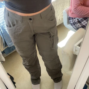 Byxor  - Säljer dessa Haglöfs byxor som jag köpt på second hand och använt bara en gång. Dem går och göra till shorts också🥰