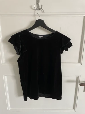 Topp i sammet - Topp i sammet med volangärm. Storlek M.  Endast använd vid ett tillfälle.