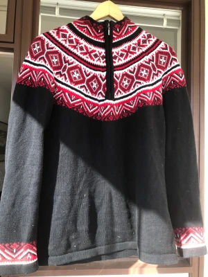 Stickad half-zip tröja - Snygg design i storlek L. Från nothern reflections bra passform och skick. Orginalpris 600kr.