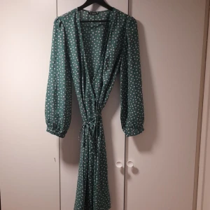 Fin omlottklänning stl 1xl - Fin klänning i omlottmodell i stl 1xl