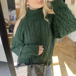 Zara tröja cutout - Sjuuukt fin zaratröja med cutout på axlarna!! 🥰🥰