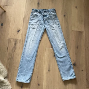 Levis 501 W28 L32 - Livis 501 Original W28 L32 färg canyon moon Ägt dem i drygt 1 år, säljer då dem blivit för små för mig. Hör av er om ni undrar något eller vill ha fler bilder! 