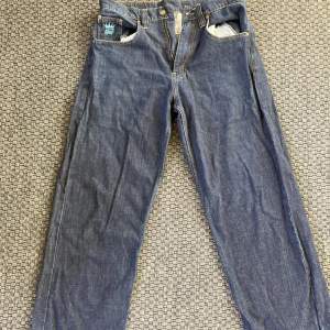 Baggy jeans med en dödskalle tryck där bak, knappt använda. Säljar pga av ej använder dom. Köparen står för frakt 🤙