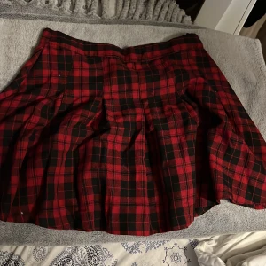 SchackKjol - Schackrutigt kjol i storlek 38 från HM. I använt skick. Rätt kort i längden och högmidjad.