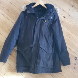 Lyle&scott jacka strl L - Svart Lyle & scott jacka i strl L Fint begagnat skick, behov av en tvätt.