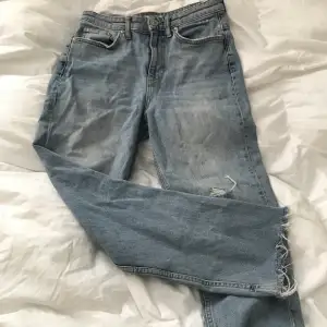 Snygga Gina tricot jeans. Modellen är straight. Stl 38 men skulle säga att dem är som 36. Köparen står för frakt.