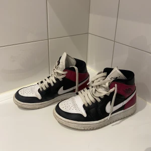 Jordan 1 mids  - Säljer mina Jordan 1 mids, storlek 38.5. Använda men i väldigt bra skick, så om man tvättar dem noga blir dem nog väldigt fina! Säljer för 650kr💕🌿✨ priset går att diskutera.