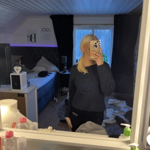 En blå kenzo tröja  - En jättefin mörkblå kenzo tröja.  Jag använder den inte längre därför säljer jag!💕 storlek S och köpt för 399.