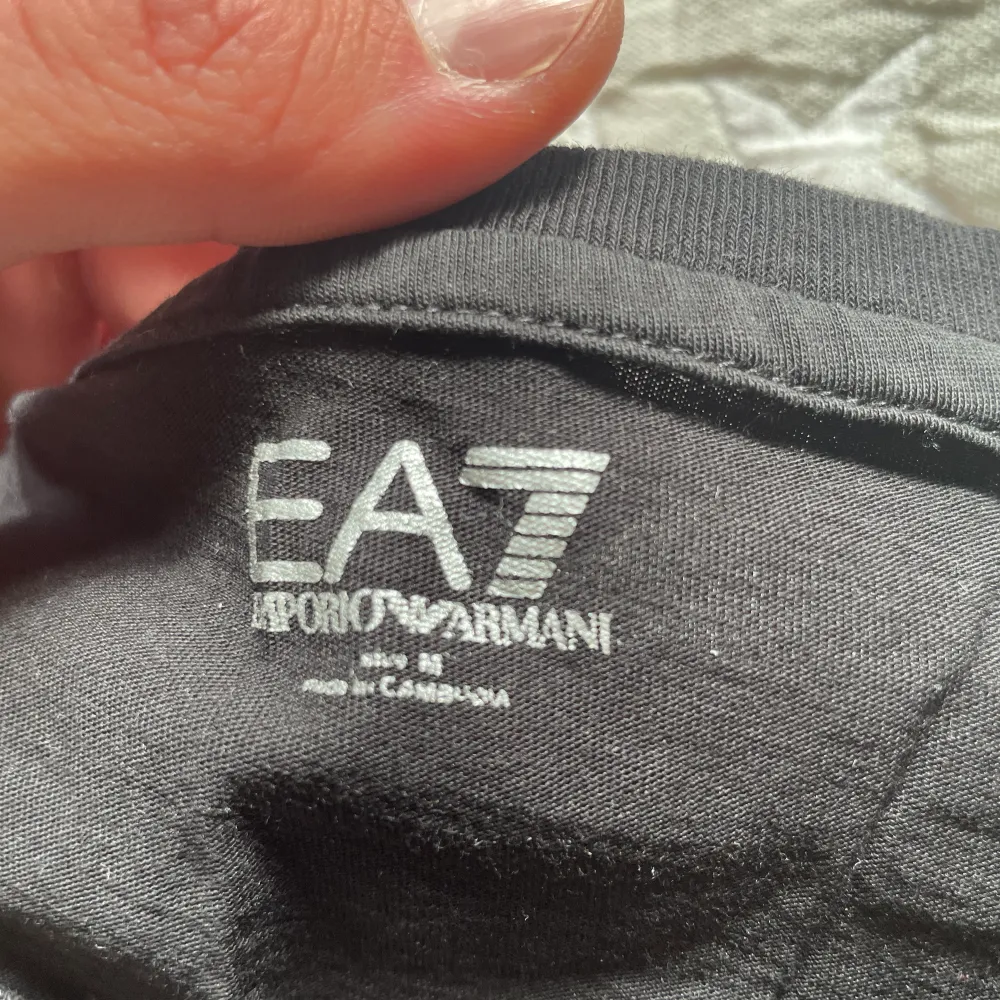 Enkel och stilren EA7 tröja. Skrynklig pga garderob. Skicka 9/10. Storlek M. T-paidat.
