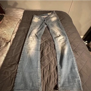 Lågmidjade jeans - Lågmidjade jeans från crocker. Köpta på plick men passade inte mig som jag tänkte! Midjemått tvärs över är 33 cm! Köp direkt för 450kr