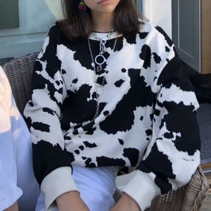 Kömönstrad tröja  - Sweatertröja med komönster! 🐄🐮 storlek S🖤🤍