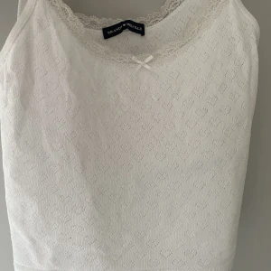 Gulligt linne  - Säljer detta ur söta linne ifrån brandy i storlek one size men skulle säga xs/s. Det är så fint och nypris är 200 kr. Det är i väldigt bra skick och passar så bra nu till sommaren. Älskar det men använder ej så mkt längre 🫧 tryck ej på köp direkt knappen🤍