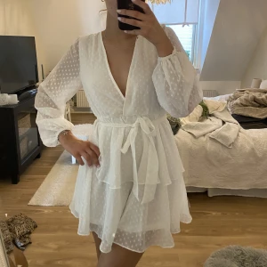 Klänning - Superfin sommarklänning/ studentklänning med volang💗 storlek xs men lite större i bysten och passar S också.