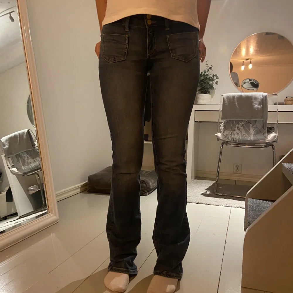 Säljer nu mina blåa jeans med jätte coola fickor i storlek 27/34 och sitter jätte bra på mig som är 169cm lång. Dem är använda 2-3 gånger så mycket bra skick!  Nypris: 600kr . Jeans & Byxor.