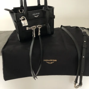 Äkta Zadig&Voltaire väska - En äkta Zadig&Voltaire väska med dust bag och tillhörande hängsle! Originalpris:4000 och säljs inte längre. Den är använd fåtals gånger och är väldigt rymlig för sin storlek🤩Kontakta mig gärna för intresse och fler bilder! Frakt ingår inte i priset💕 