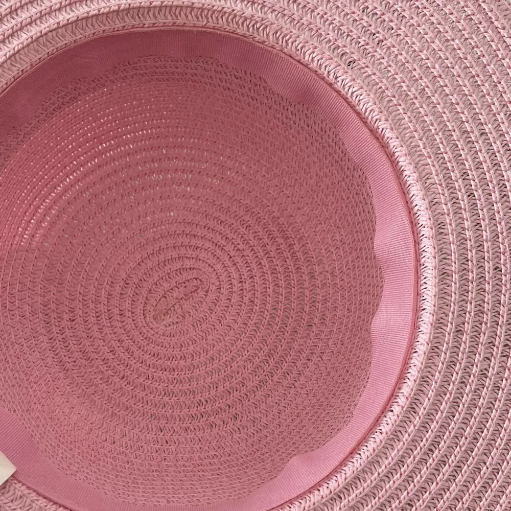 Rosa solhatt som är perfekt för sommaren. Är i nyskick. För bara 50kr💕💕. Muu.