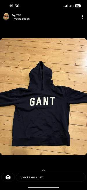 Säljer en Gant hoodie i storlek 176cm 16 år (passar som en xs/s) Köpt från kidsbrandstore, okej skick, köparen står för frakten