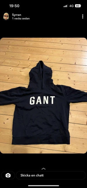 Gant Hoodie - Säljer en Gant hoodie i storlek 176cm 16 år (passar som en xs/s) Köpt från kidsbrandstore, okej skick, köparen står för frakten