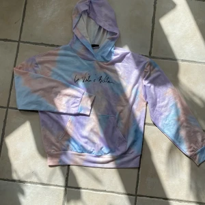 Hoodie tie dye  - Aldrig använd. Tunt material, sval och skön till sommaren.