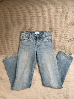 Jeans som är köpta på zara, säljer pågrund av att den är för små för mig. Funkar i längden då jag är 174cm. Hittade lite små fläkar, men det syns knappast!🤍