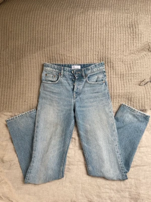 Jeans från zara - Jeans som är köpta på zara, säljer pågrund av att den är för små för mig. Funkar i längden då jag är 174cm. Hittade lite små fläkar, men det syns knappast!🤍