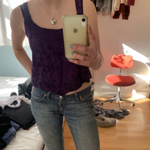 Lila linne  - Jlila linne med gulligt mönster och knyte i ryggen 