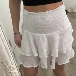 Vit volangkjol - Säljer denna fina volangkjolen då jag tycker att jag inte passar i den. Säljer även denna i svart också