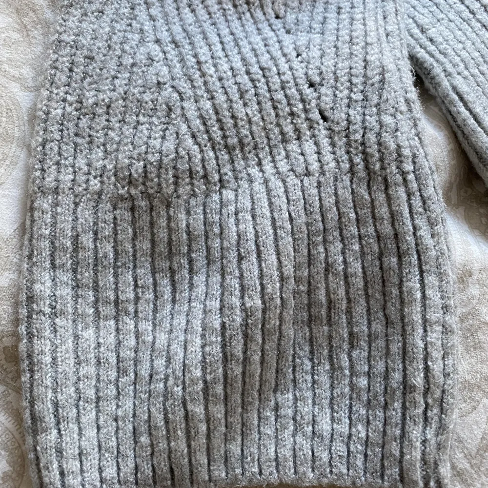 Jättefin grå stickad tröja ifrån ginatricot! Ärmarna är lite större och Halsen är lite högre vilket jag älskar! Storlek xs, den är använd fåtal gånger!. Neuleet.