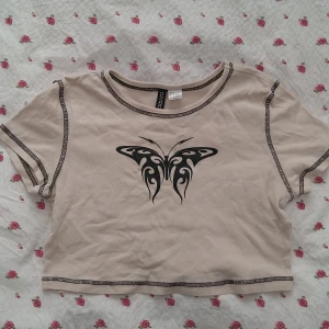 Fjärils baby-tee - Fin baby-tee från H&M, knappt använd 🦋