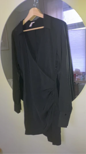 Klänning - Förlåt för dålig kamera  Säljer denna fina klänning som är lite för liten vid brösten för mig så den är aldrig andvänd har en dragkedja på sidan 