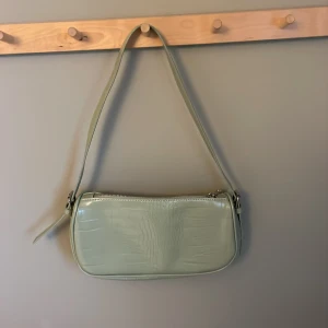 Handväska  - Mintgröna handväska från Nelly. Aldrig använd, i mycket gott skick☺️