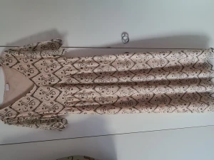 Maxiklänming - Lång klänning i spets med foder. 