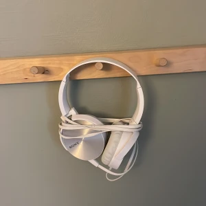 Hörlurar  - Vita hörlurar från Sony. Aldrig använda☺️