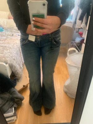 Lee jeans! - Assnygga bootcut jeans från märket Lee som tyvär ej kommer till användning! (Prislappen kvar)💘Lee jeans strlk 28 Midjemåttet rakt över:39 Midjemåttet 82 Innerbenslängd 82 