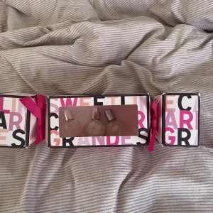 Ariana grande gift set - Säljer mitt Sweet like candy gift set av Ariana grande, Den innehåller en mini moonlight parfym , en mini Ari parfym och en mini Sweet like candy , Settet är väldigt rare , Säljer för 120kr+frakt , Parfymerna är aldrig använda !