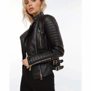 chiquelle skinnjacka strl 36 - Chiquelle skinnjacka storlek 36 men sitter bra på både en xs och s person! enda defekten är en liten vit fläck på ena ärmen, men inget man tänker på💗