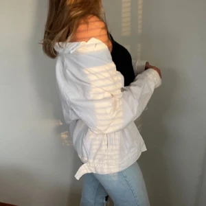 Vit oversized jeansjackan  - Använd 2 sommar. Storlek S.  Mitt pris: 200kr  Skriv för mer information