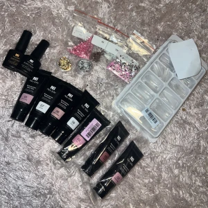 Naglar - Polygel kit, tippar, polygel, guld/silver flakes, pärlor, glitter, klämma och siffror. 50kr+frakt Några polygel är använda men ändå mycket kvar av dem.