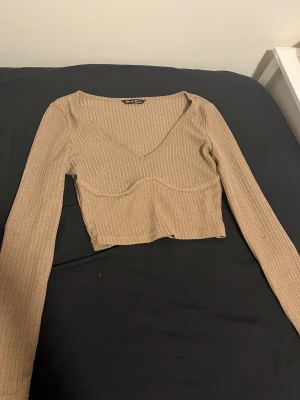 Beige tröja - Säljer denna beiga tröja från shein då den inte kommit till använda skriv för fler bilder❤️