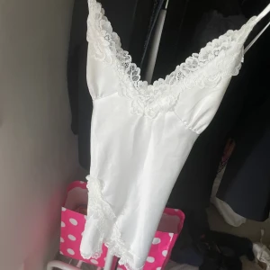 Nattlinne - Så fint nattlinne med slits, inga defekter, justerbara band, inte genomskinligt