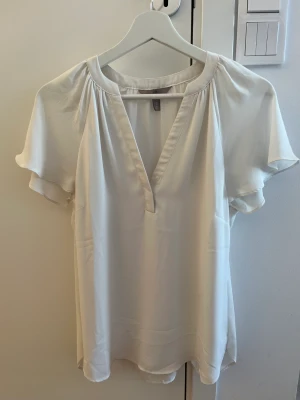 Vit blus  - Vit somrig blus från H&M i väldigt fint skick. I storlek 38, men passar även fint på 34/36. 