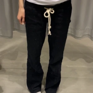 Roxy linnebyxor  - Säljer Roxy. köpte de i somras för 600 bilderna är från somras då jag var 167 cm. Be om nya bilder om du vill❤️varan är i ok skick, men kan säga att de är lite kortare på längden av tvätt. Lite urtvättade frakt ingår ej Startar bud om många är intresserade