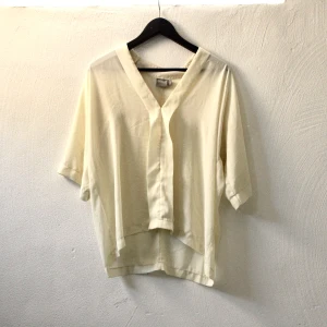 Blus - Knappt använd 